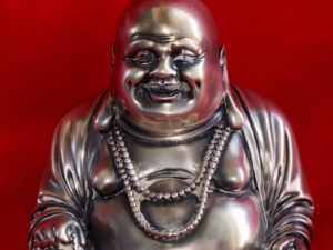 Buddha ricoperto in foglie d'argento