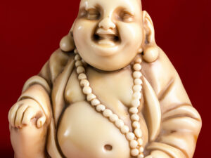 Buddha monaco allegro in marmo pomice bianco