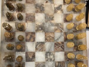 Scacchiera da tavolo in alabastro con pedine